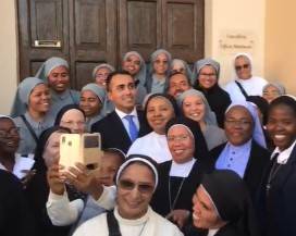 EXPO 2020: BAGNO FOLLA PER DI MAIO A MATERA, SELFIE CON LE SUORE