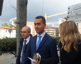 ELEZIONI POLITICHE: DI MAIO ALL’AQUILA, VISITA RAPIDA E RISPOSTA VAGA AI CRONISTI DOPO UN’ORA DI RITARDO