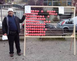 L’AQUILA: PROTESTA DAVANTI A EQUITALIA CON PALLOTTOLIERE GIGANTE