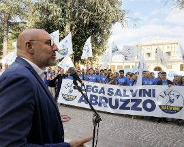 CENTRODESTRA IN PIAZZA DAVANTI L’EMICICLO, ”IN ABRUZZO AL VOTO ENTRO NOVEMBRE”