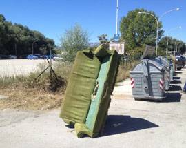 L’AQUILA: DIVANO ABBANDONATO NEL BEL MEZZO DELLA STRADA