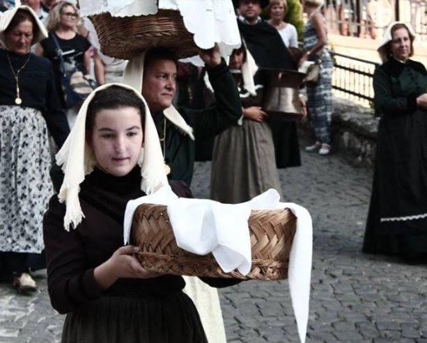 FASCINO E POESIA DELL’ABRUZZO ARCAICO: A VILLETTA BARREA  TORNA A SFILARE CORTEO NUNZIALE DELLA DODDA