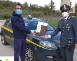 CORONAVIRUS: GDF L’AQUILA CONSEGNA MASCHERINE A PERSONE CON SINDROME SLA