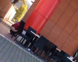 L’AQUILA: DONNA SI CALA I PANTALONI E FA LA PIPI’ IN STRADA IN VIA CORRADO IV