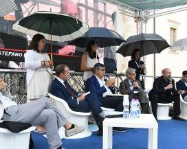 DONNE CON OMBRELLI PER RIPARARE RELATORI ”VIP”: D’ALFONSO, ”POLEMICHETTA”