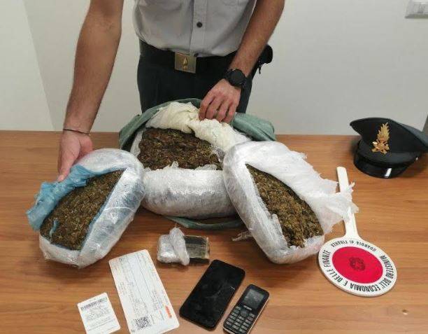 PESCARA: CINQUE CHILI DI DROGA SEQUESTRATI A NIGERIANA ALLA STAZIONE FERROVIARIA