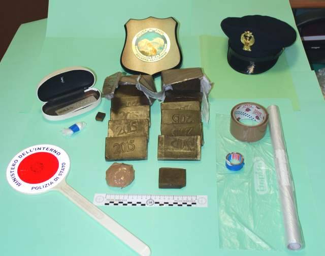 FERMATO CON LA DROGA MENTRE E’ AI DOMICILIARI, ARRESTATO