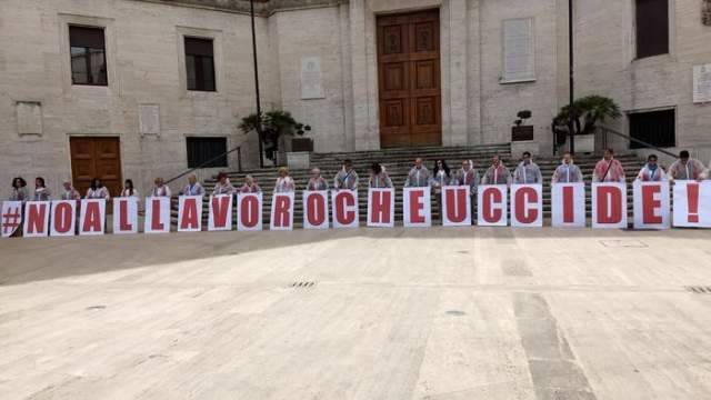 LAVORO: FLASH MOB DELLA CGIL A PESCARA CONTRO MORTI BIANCHE