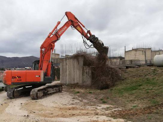 L’AQUILA: CIMITERO, INIZIATI I LAVORI DI DEMOLIZIONE ”ECOMOSTRO” DEL CIMITERO