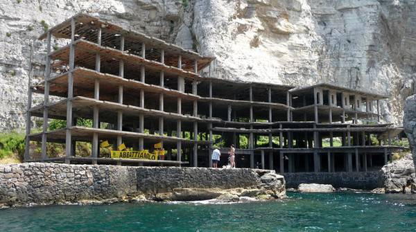 ABUSIVISMO: LEGAMBIENTE, L’80% DEGLI EDIFICI DA ABBATTERE RESTA IN PIEDI