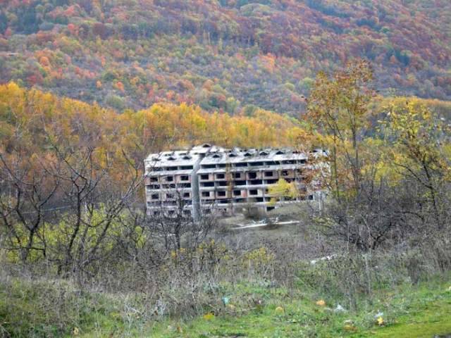 ECOMOSTRO TRA I CASTAGNETI NELLA VALLE DEL FUCERO, APPELLO PER LA DEMOLIZIONE