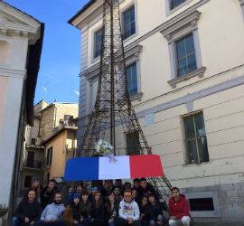 PARIGI: MINI TOUR EIFFEL A ROCCA DI MEZZO, LA SOLIDARIETA’ DEI GIOVANI