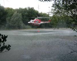 INCENDIO L’AQUILA: UN ELICOTTERO CARICA ACQUA AL LAGO DEL VETOIO
