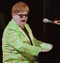 ELTON JOHN ATTACCA MADONNA, ”SPOGLIARELLISTA DA LUNA PARK”