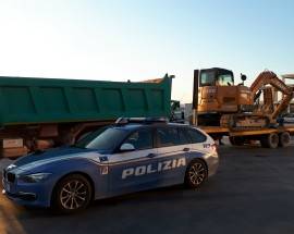 FOSSACESIA: FOLLE CORSA LUNGO PISTA CICLABILE, POLIZIA RECUPERA ESCAVATORE RUBATO