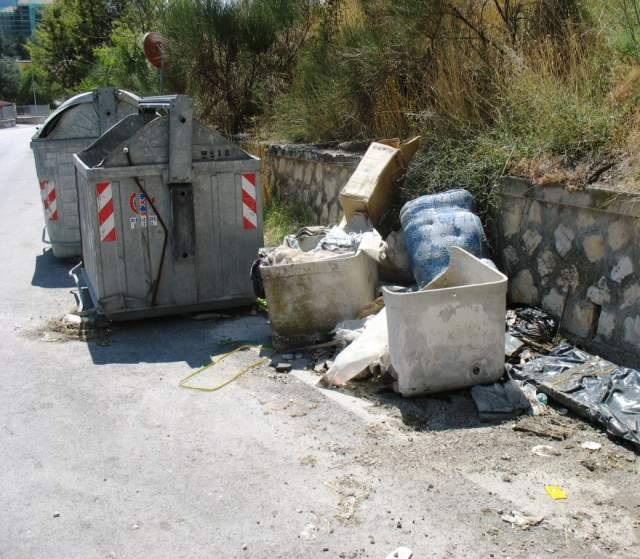 L’AQUILA: ALLARME ETERNIT, A SAN GIACOMO SERBATOI LASCIATI IN STRADA