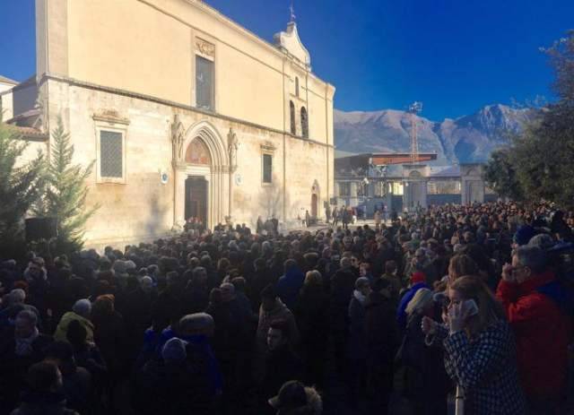 BAGNO DI FOLLA PER L’ULTIMO ADDIO A FABRIZIA ”QUESTA TERRA NON DA’ SPERANZA AI GIOVANI”