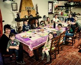 LA FAMIGLIA SACCOMANDI: MAMMA, PAPA’ E 9 FIGLI ”SIAMO UNITI E FELICI, OGNI GIORNO E’ UNA GIOIA”