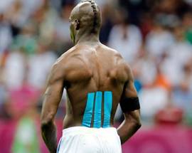 LE FASCE DI BALOTELLI, RISOLTO IL MISTERO: SONO ”CEROTTI” PER I MUSCOLI