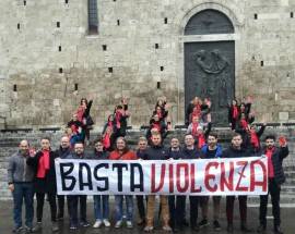 ”BASTA VIOLENZA”: FLASH MOB DI FDI DAVANTI AL DUOMO DI TERAMO