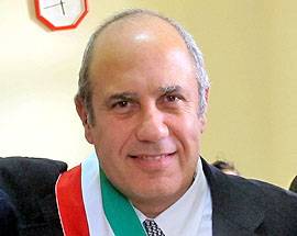 ROSELLO: LE IENE A MOCCIA: ”SCUSA, QUANDO C… LO FAI IL SINDACO?”