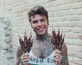 ”AMO GLI ARROSTICINI”, SPOT DI FEDEZ SUI SOCIAL PRIMA DEL CONCERTO ALLA CIVITELLA