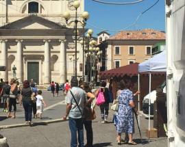 FERRAGOSTO AQUILANO: TURISTI IN CENTRO TRA LUCI E OMBRE DEI COMMERCIANTI