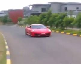 FA GUIDARE LA FERRARI AL FIGLIO DI 9 ANNI, ARRESTATO – GUARDA IL VIDEO
