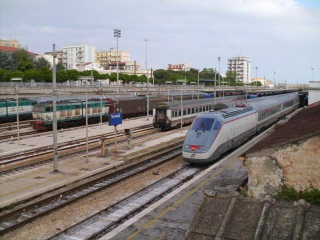 INCENDIO VICINO BINARI, STOP AI TRENI SULL’ADRIATICA