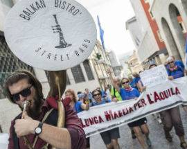 LA RICOSTRUZIONE PARTECIPATA DELLE SCUOLE E L’ARRIVO ALL’AQUILA DELLA MARCIA DA SAN GIULIANO DI PUGLIA