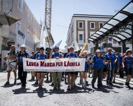 L’AQUILA: FESTIVAL PARTECIPAZIONE, LA LUNGA MARCIA ARRIVA IN PIAZZA DUOMO