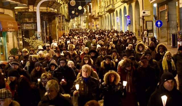 DUEMILA FIACCOLE A SULMONA PIANGONO FABRIZIA, VITTIMA DELLA BRUTALITA’ UMANA