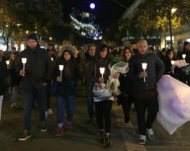 JENNIFER STERLECCHINI, UNA FIACCOLATA A PESCARA CON RACCOLTA FIRME