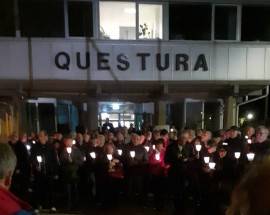 L’AQUILA: FIACCOLATA IN RICORDO DEI POLIZIOTTI UCCISI A TRIESTE, IN 200 DAVANTI ALLA QUESTURA