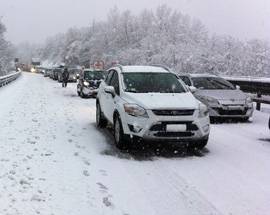 ALLERTA NEVE: ODISSEA A24; FILA DI UN CHILOMETRO, AUTO FERME DA UN’ORA