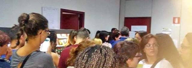 L’AQUILA: CAOS AL RITIRO BUONI MENSA, ‘FILE PER RITARDATARI E POCO PERSONALE”