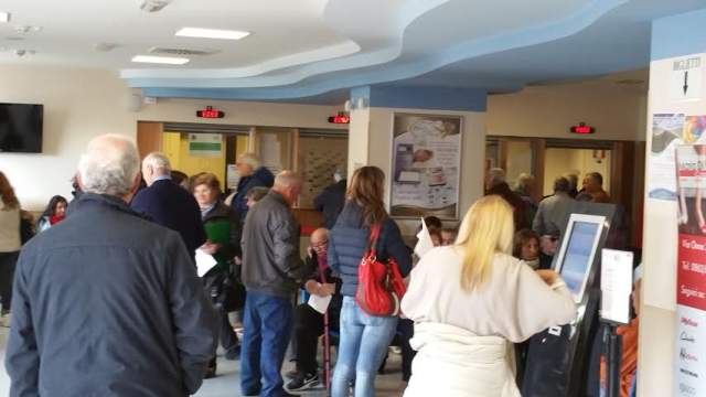 SANITA’: DISAGI E POLEMICHE PER LE FILE AL CUP ALL’OSPEDALE DELL’AQUILA