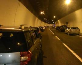AUTO IN FIAMME SOTTO IL TRAFORO DEL GRAN SASSO, CODE SULL’A24