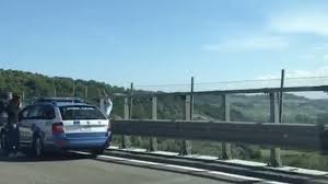 LANCIA FIGLIA E SI SUICIDA: CAMMINAVANO MANO NELLA MANO SULL’AUTOSTRADA