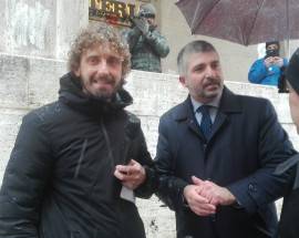 L’AQUILA: LA IENA FILIPPO ROMA IN CENTRO PER INTERVISTA A SIMONE DI STEFANO
