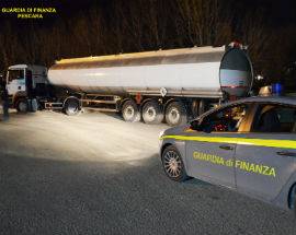 AUTOCISTERNA CON GASOLIO DI CONTRABBANDO SEQUESTRATA MENTRE SCARICA IN DISTRIBUTORE
