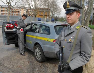 FINANZA SEQUESTRA GIOCATTOLI A NEGOZIO DI UN BENGALESE
