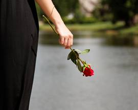 GIOVANE SUICIDA PER AMORE, APPLAUSI E LACRIME PER  L’ULTIMO VIAGGIO DI MATTEO