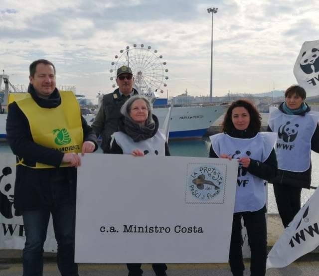 NO SBARRAMENTI E CEMENTO CHE UCCIDONO FIUMI: FLASH-MOB AMBIENTALISTI