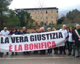 FLASH MOB PER BONIFICHE PIANO D’ORTA E BUSSI: ”BASTA RITARDI, CI SONO SCORIE TRA LE CASE”