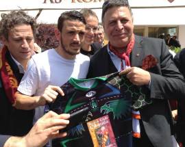 ROMA CLUB L’AQUILA, SOCI A TRIGORIA MA TOTTI SE NE VA GLI ALTRI IDOLI PRESENTI ACCOLGONO LA ‘DELEGAZIONE’