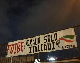 L’AQUILA, SPUNTA STRISCIONE NELLA NOTTE, ”FOIBE: ERANO SOLO ITALIANI”