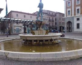L’AQUILA: FONTANA PIAZZA DUOMO, TRA DEGRADO E INCIVILTA’