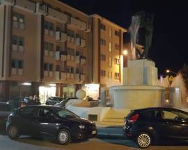 VANDALI SALGONO SUL COFANO E DANNEGGIANO AUTO ALL’AQUILA