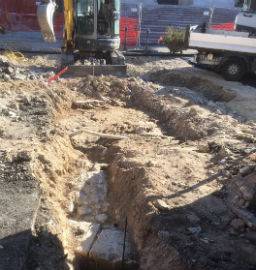 L’AQUILA: SCAVI SOTTOSERVIZI, GIA’ RICOPERTI I RESTI DELL’ANTICA FONTANA